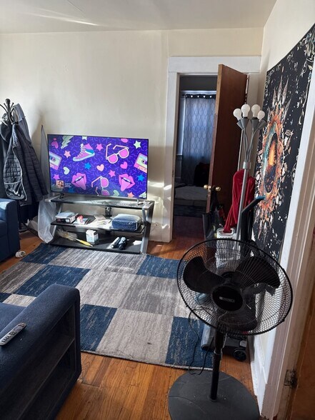 Building Photo - 84 Hollywood Ave