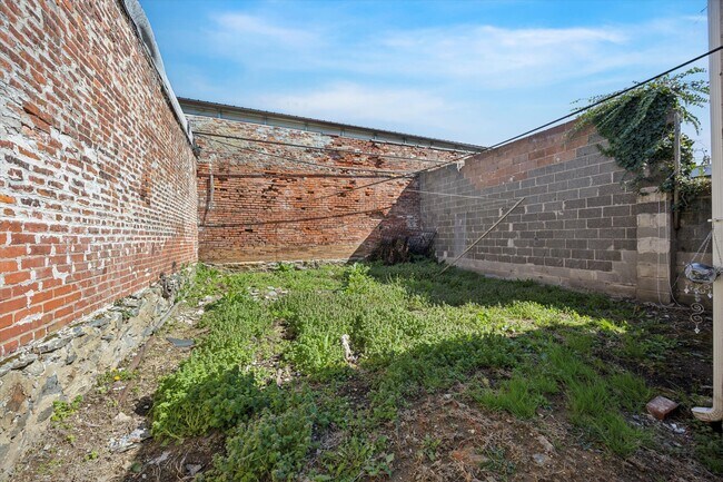 Building Photo - 6107 Noble St