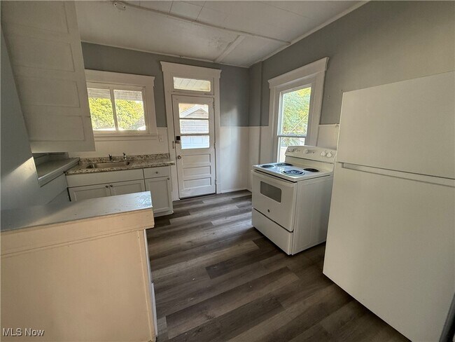 Building Photo - 204 Broad Ave NW