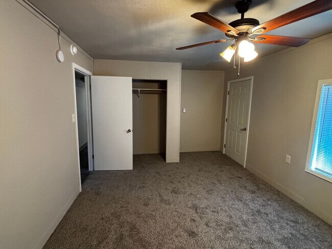 Building Photo - Remodeled 3 bed/ 2 bath with a sperate bon...