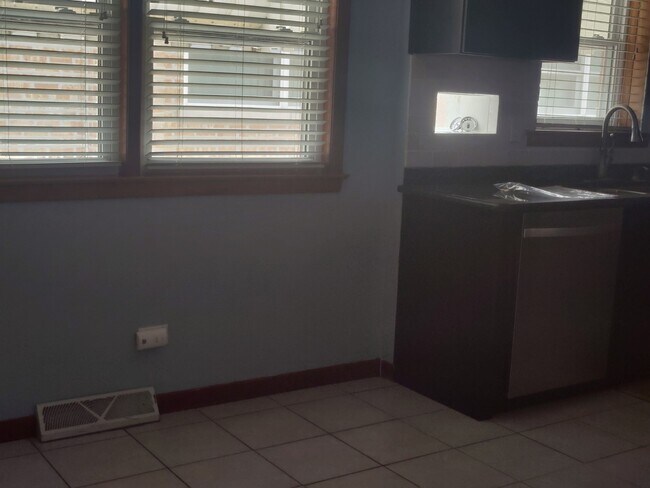 Building Photo - 10425 S St Louis Ave