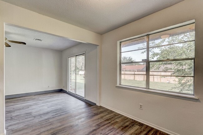 Building Photo - Cozy & Stylish Living Near ESA Park with F...