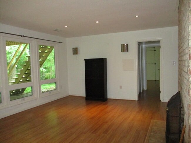 Building Photo - 5 BR Near Ft. Belvoir and Historic Mt. Vernon
