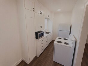 Building Photo - 404 S Van Buren St