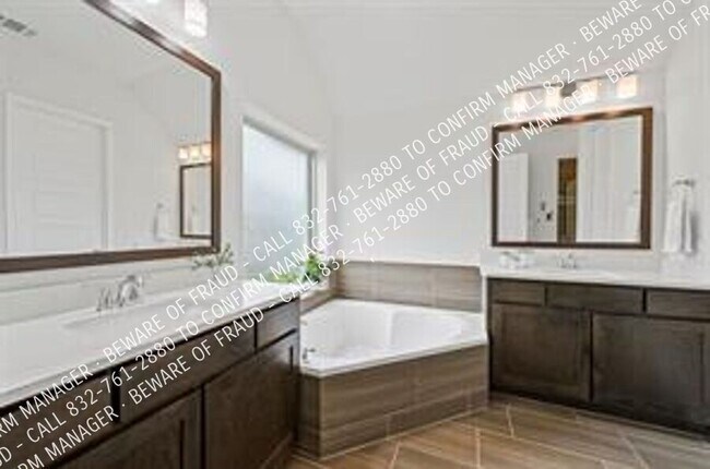 Building Photo - 2606 San Jacinto Dr