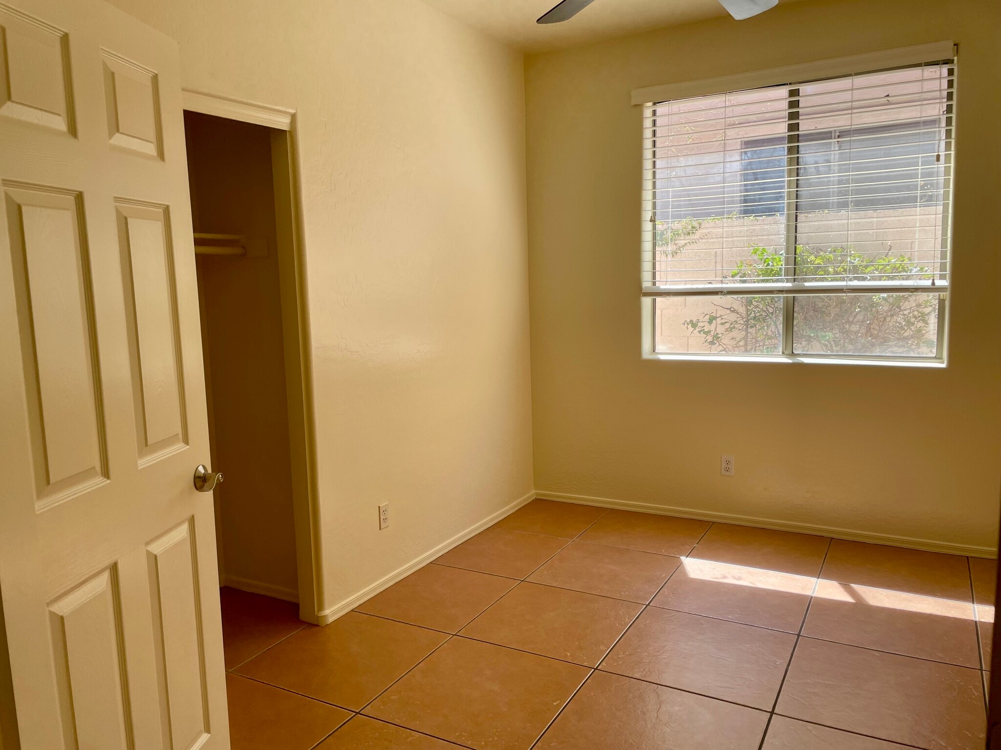 Building Photo - 1048 E Susan Ln