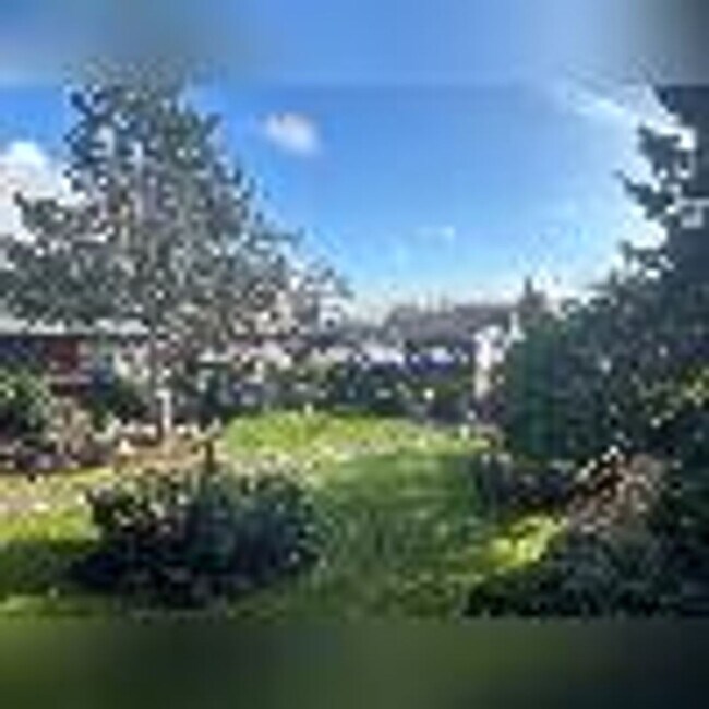 Building Photo - Sweet Seatac 2 BD Top Floor Condo+Parking!