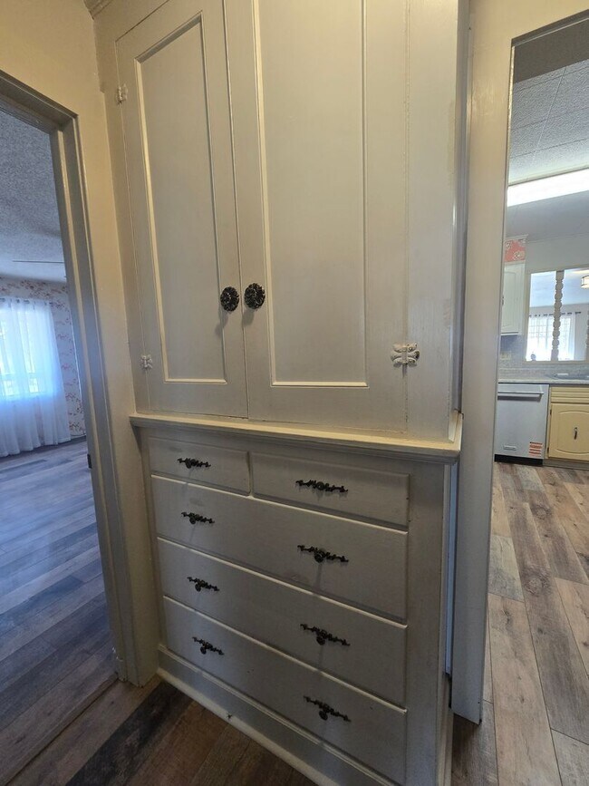 Building Photo - Charming Farmhouse