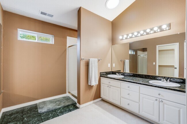 Building Photo - Beautiful 4 Bed, 3 Bath Rental Home in Bea...