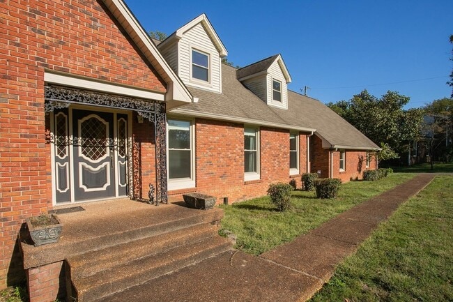 Building Photo - 2425 Mansker Dr