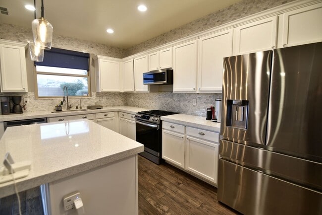 Building Photo - Gorgeous 3bed / 2.5bath home located in Tuscany!