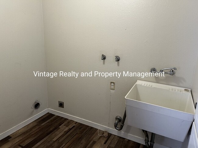 Building Photo - Back On The Rental Market Update 3 Bedroom Home With A Swimming Pool!!!