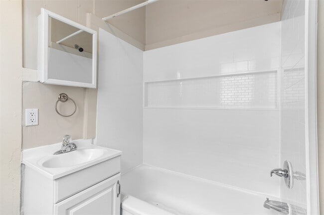 Building Photo - 714 44th St
