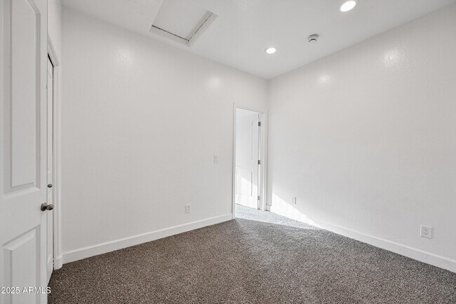 Building Photo - 4608 W Maryland Ave