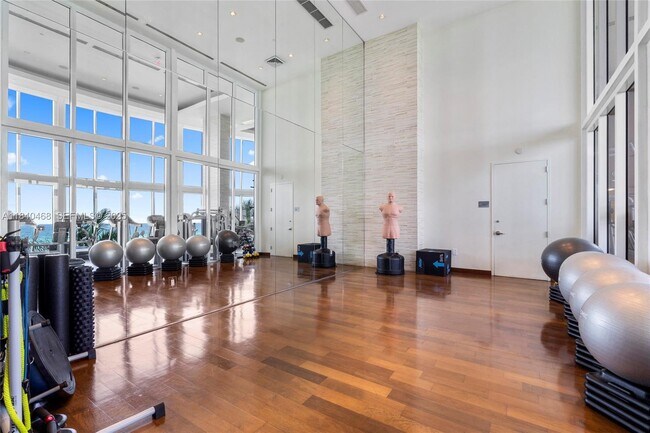 Building Photo - 16001 Collins Ave