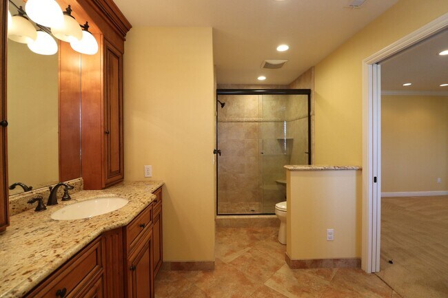 Building Photo - Beautiful Executive Home on the Golf Course