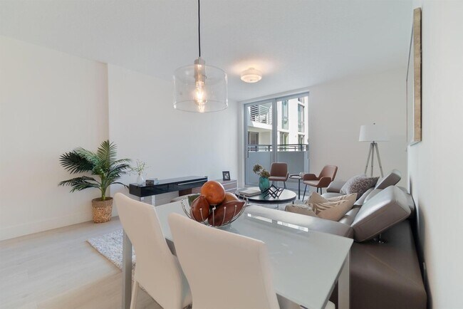 Building Photo - 111 SE 1st Ave