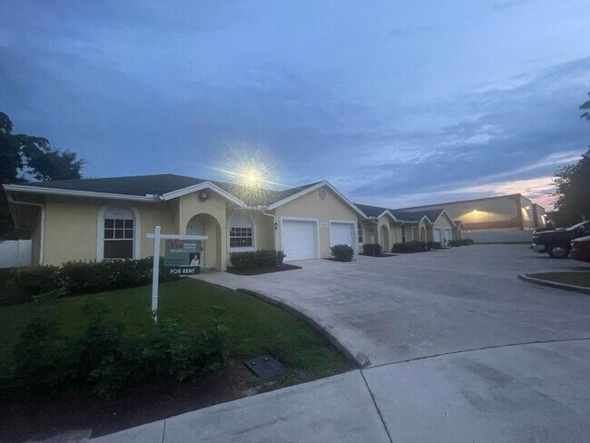 Building Photo - 1084 Crassula Ct