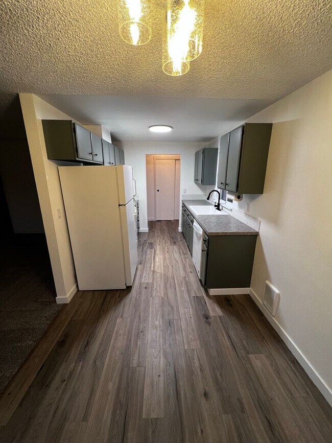 Building Photo - Duplex Must See Stunning Updated 2BR/1BA/1 car garage Avail. June 5th