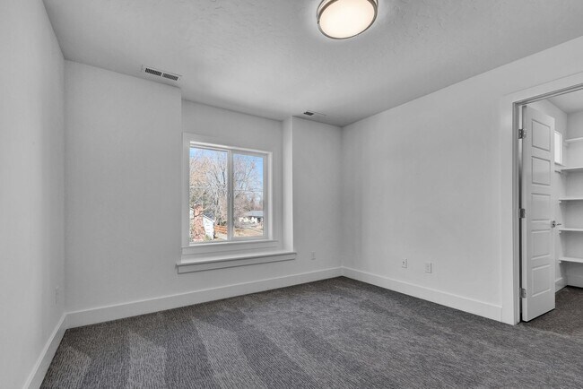Building Photo - Modern Comfort & Rustic Charm in Prime Boi...
