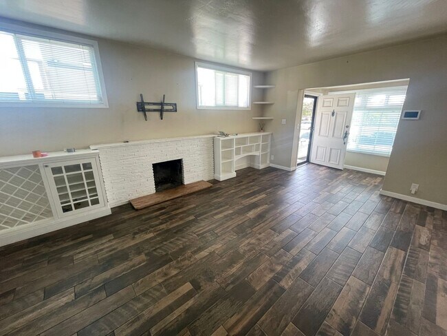 Building Photo - Beautiful 2 Bedroom Home with Large Yard