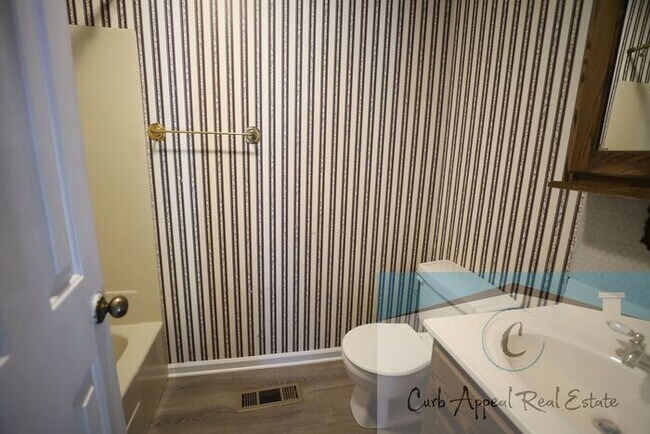 Building Photo - Beautifully renovated 4-bedroom 3 bath hom...