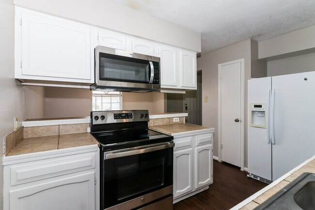 Building Photo - 6527 La Violetta Dr