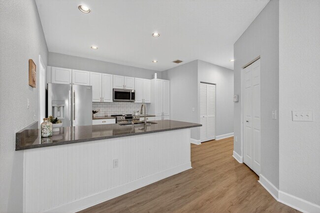 Building Photo - 1827 Pelican Dr
