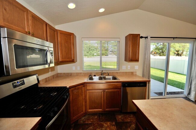 Building Photo - 3 bed 2 bath Rancher