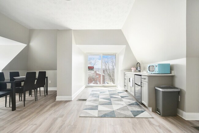 Building Photo - 444 Oneida St