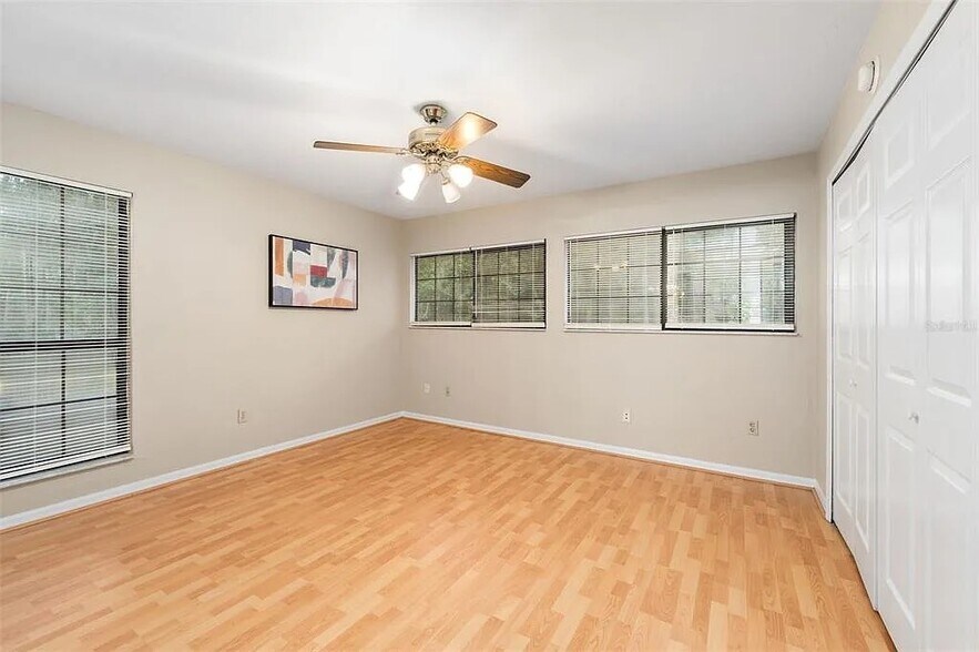 Building Photo - 911 SW 57th Ter