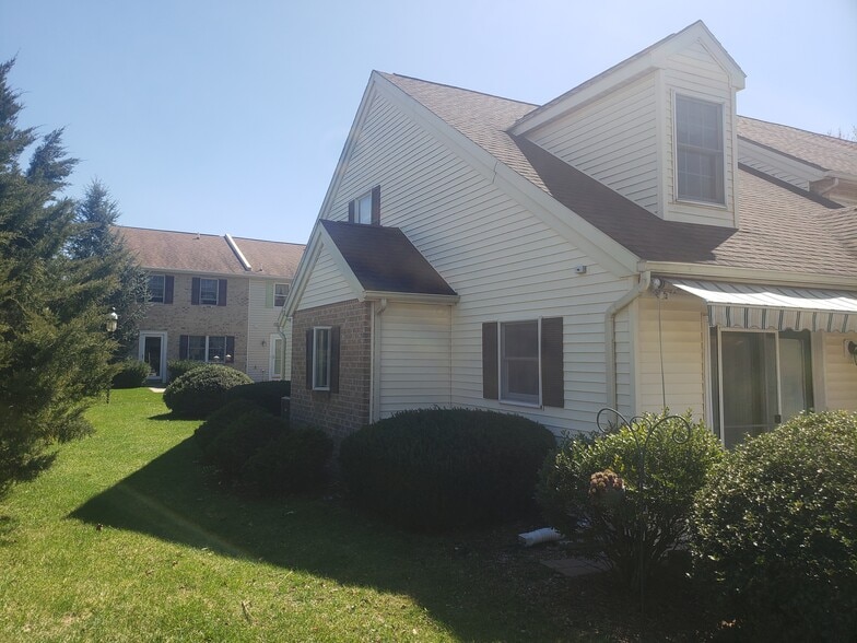 Building Photo - 10 Brookline Ct