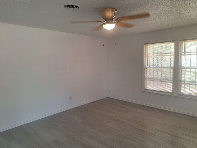Building Photo - Spacious 4-Bedroom Retreat
