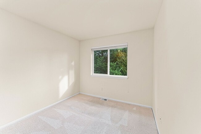 Building Photo - Spacious Townhome in Bellevue College Neig...