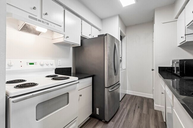 Building Photo - 3300 Pebblebrook Dr