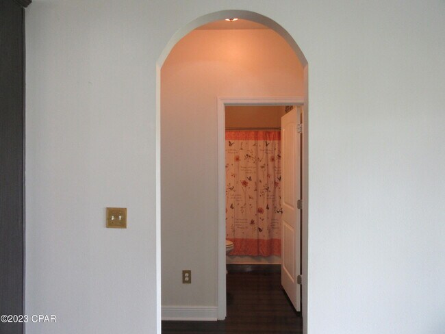 Building Photo - 105 N Shoreview Dr.