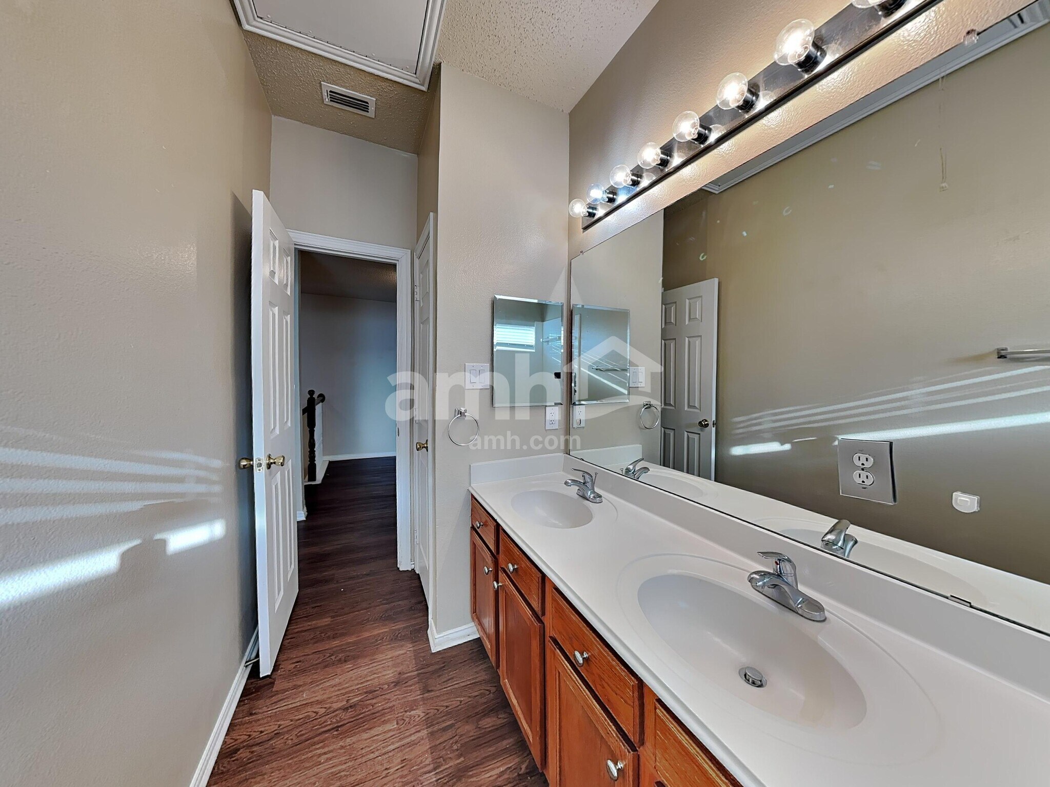 Building Photo - 2306 Valley Creek Dr