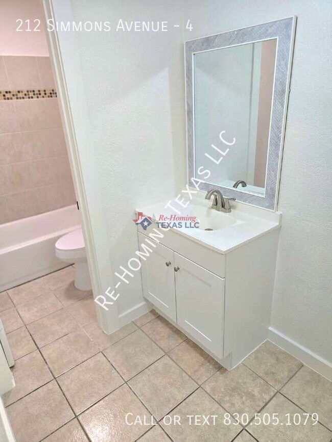 Building Photo - 212 Simmons Ave