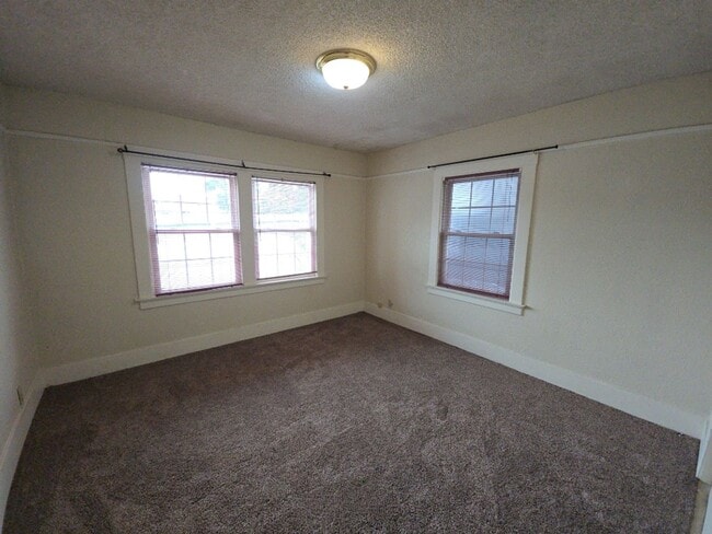 Building Photo - 2BR Eureka home features fully-fenced yard!