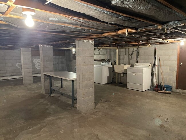 Building Photo - 154 Trenton Ave