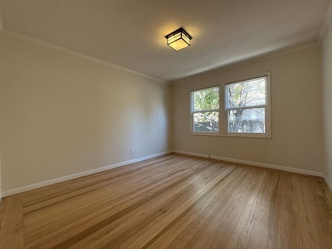 Building Photo - Beautiful 4BD/2BA Menlo Park Home with Lar...