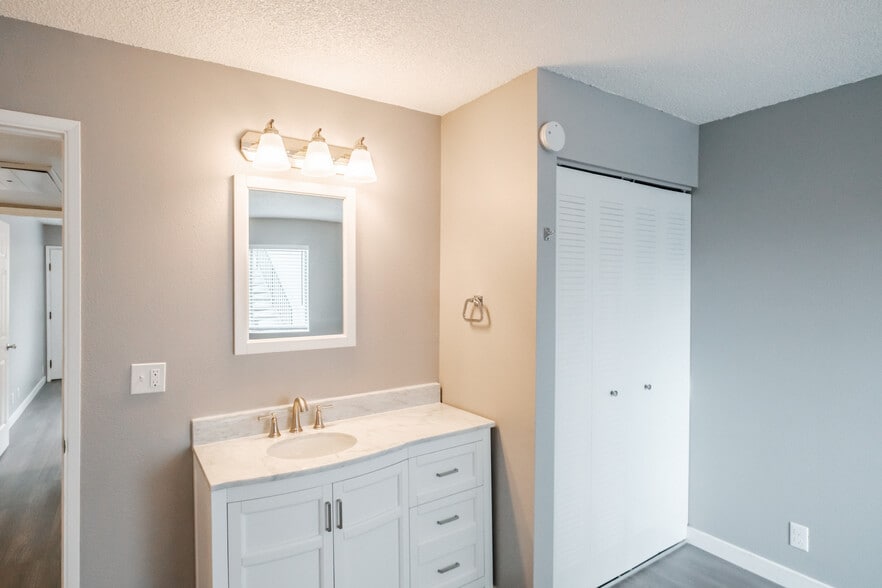 Building Photo - BEAUTIFULLY RENOVATED STUDIO'S... just blocks away from Campus!!!