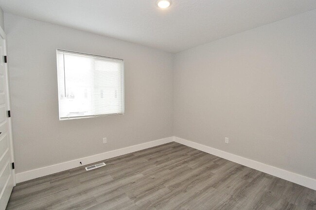 Building Photo - 402 Hazel Ave