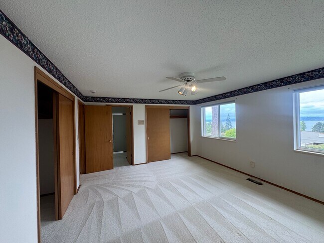 Building Photo - Stunning Three Bedroom With Amazing Views!