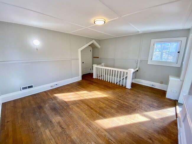 Building Photo - 40 Larchmont Rd