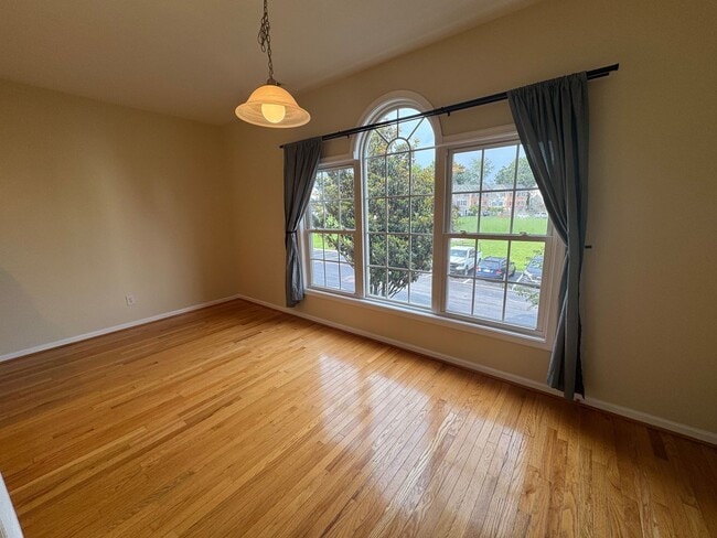 Building Photo - Taylor Spring Townhouse With Garage and Basement