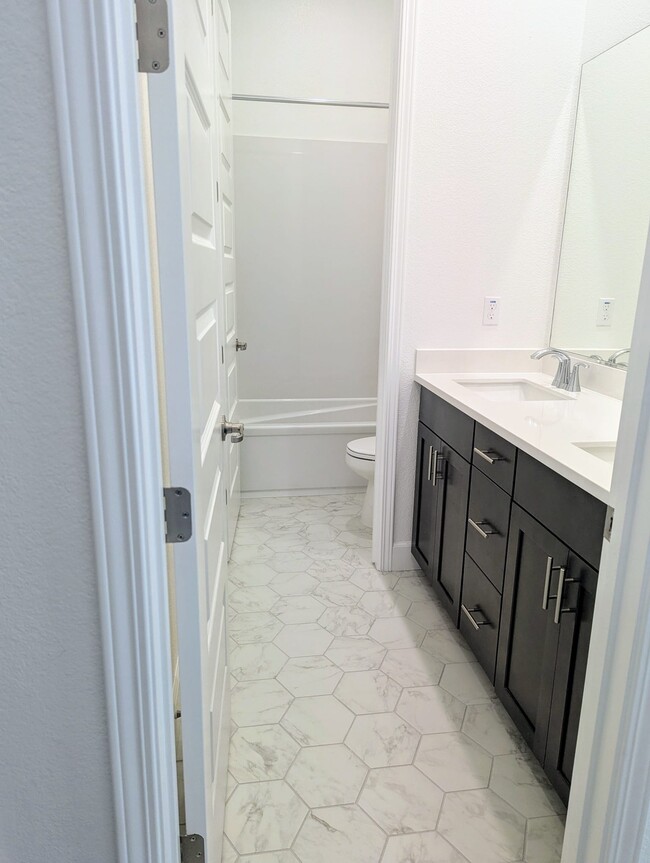 Building Photo - 5069 Brooks Cir