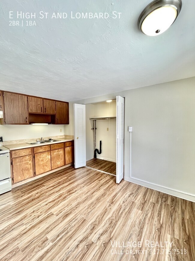 Building Photo - Huge 2-Bed apartment with washer/dryer hoo...