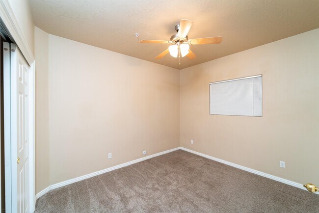 Building Photo - 184 S Valley View Dr