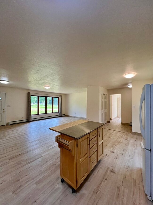 Building Photo - 3 Bedroom Home / 2-Car Garage / No Pets